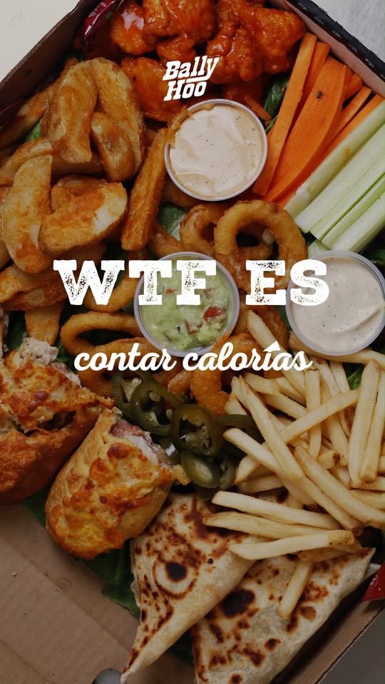 Alitas, aros de cebolla y papas